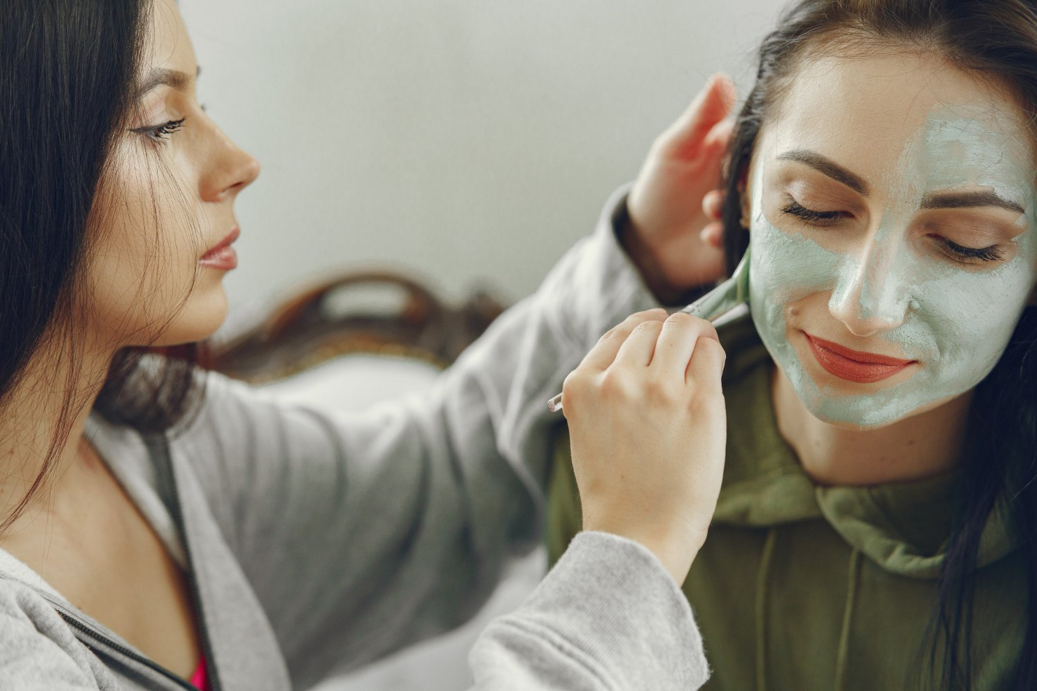 Aesthetician vs Esthetician: Who’s Better for My Skin Care?