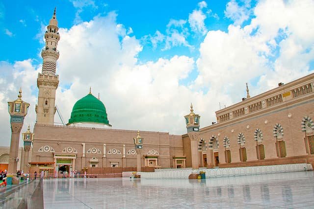 Compare September Umrah Packages: Luxury vs Budget